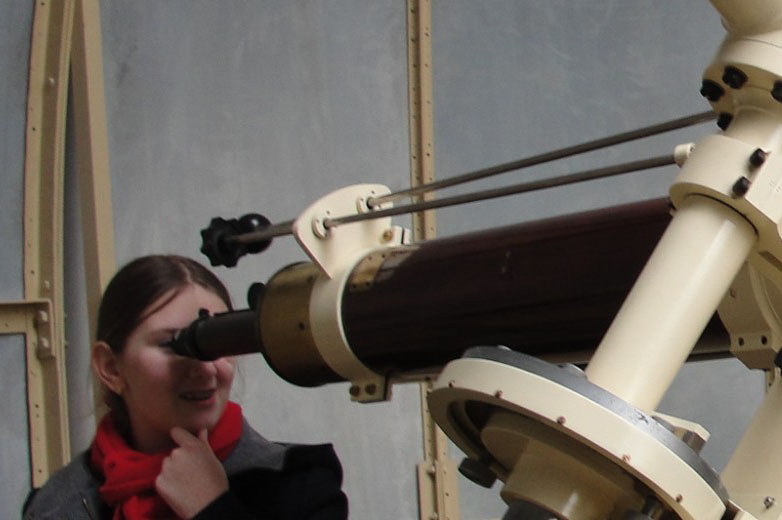 member kaiser dispuut study association looks through telescope