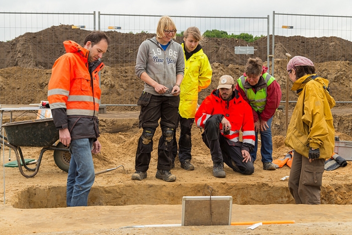 Veldhoven Huysackers Merovingian cemetery Discussing the complicated sequence of layers in chamber grave 8. Photograph Melvin van Liebergen, (L-Mount Media)
