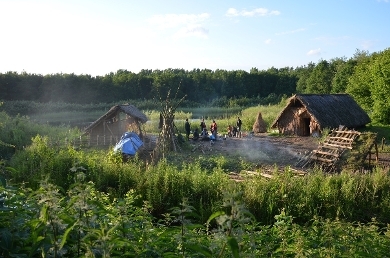 In the years 2013-2014 we built some additional constructions which now make it a veritable hamlet which serves at the same time as a local attraction and a place for school children and as Leiden University Centre for Experimental Archaeology.