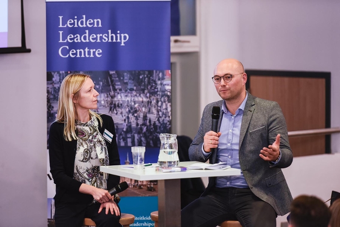 Loco-burgemeester Koen de Snoo (Den Haag) geeft in gesprek met prof. Sandra Groeneveld een reflectie op de uitkomsten van de parallelsessies en vertelt over zijn eigen ervaringen met publiek leiderschap.