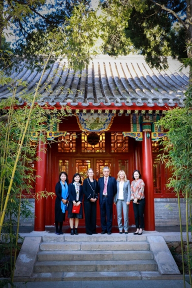 Vice-President Gang Tian from Peking University (3rd from right) and Vice-Rector Hester Bijl had much in common to talk about: they are both mathematicians working for the oldest university in their country.
