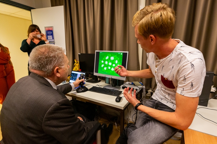 De ERC-voorzitter werd aan het werk gezet, en mocht  een computergame spelen waarmee wilskracht en doorzettingsvermogen worden getest.