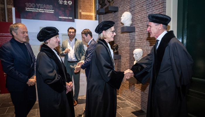 Rector Magnificus Hester Bijl and President of the Executive Board Annetje Ottow congratulate emeritus Professor Gert Oostindie.