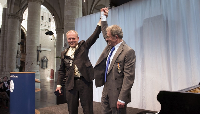 Burgemeester Henri Lenferink verraste Te Beest met een benoeming tot Officier in de Orde van Oranje-Nassau.