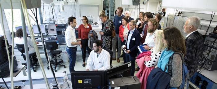 De delegatie op bezoek in een laboratorium in het Gorlaeus.