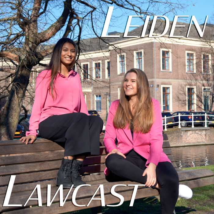 De presentatoren van de Leidse juridische podcast zitten op een bankje in de zon.