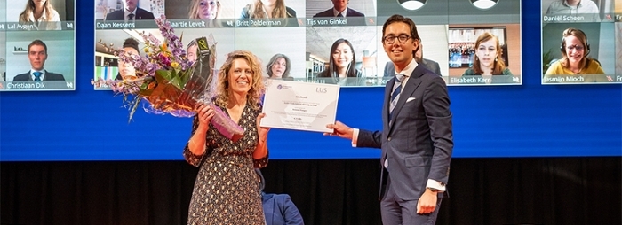 Arianne Pranger received the LUS Online Teaching Prize from LUS chairman Dirk van Vugt