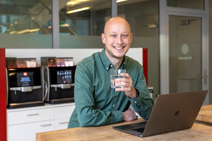 Roy de Kleijn met een glas water