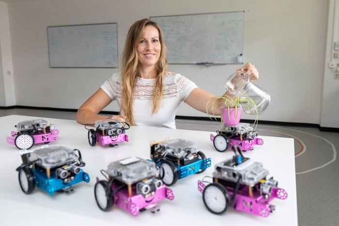 Tessa Verhoef en de robotjes die zij met elkaar laat samenwerken
