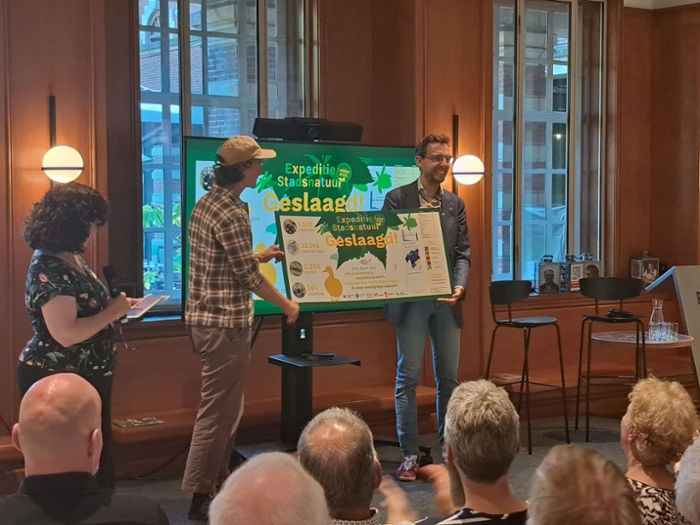 De organisatoren van de ESL2025 handigen de resultaten over aan wethouder Ashley North op een grote cheque