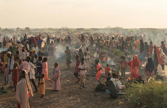South Sudanese returnees and Sudanese refugees entering South Sudan through the Joda crossing point in November 2023.  © UNHCR/Ala Kheir