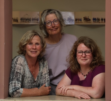 Groepsportret van Pia Hordijk, Laetitia Smit en Yvonne Leunissen.