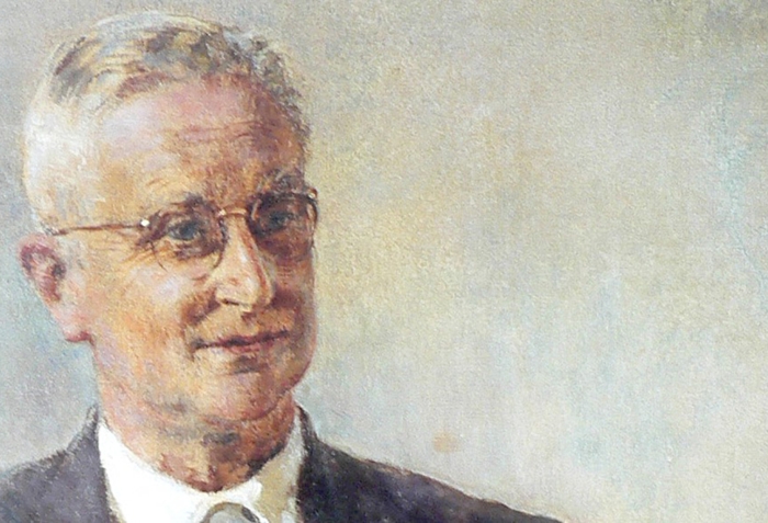 Tijdens de opening van de expositie zal de heer Schuyt ons meenemen op een intrigerende reis door de geschiedenis. Een bijzondere foto van de Juridische Faculteit, genomen op 2 april 1938, zal centraal staan. Daarnaast onthult hij recente vondsten in de Juridische Bibliotheek, met de focus op handgeschreven brieven die in de boeken van Cleveringa zijn ontdekt. Dez originele documenten bieden een exclusieve blik in de gedachtewereld van Cleveringa. Laat u verrassen en wek uw nieuwsgierigheid, want er valt nog veel meer te ontdekken tijdens uw bezoek aan de expositie.