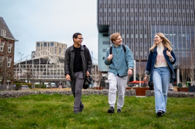 Studenten wandelen van Leiden Centraal naar het Pieter de la Courtgebouw