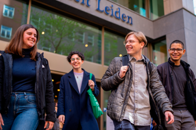 Students outside Wijnhaven