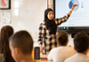 Vrouwelijke docent met hoofddoek geeft les op een islamitische school in Leiden