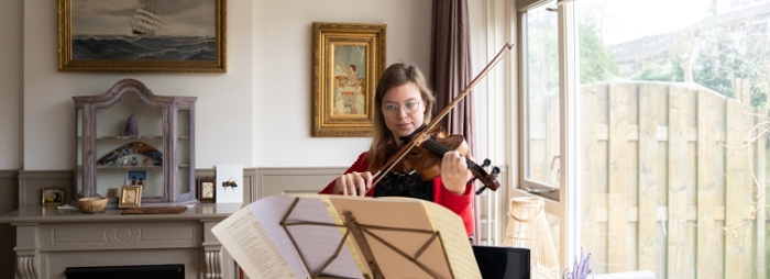 Meike de Boer pakte het viool spelen weer op, om creatief bezig te zijn.