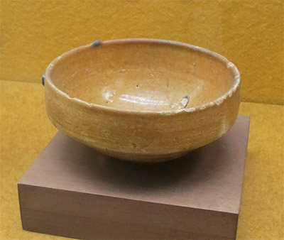 Honey-coloured glazed bowl of European origin found as offering in an indigenous grave, Juandolio, Dominican Republic, 16th century. Fundación García Arévalo.