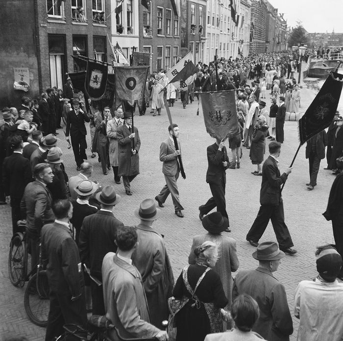 Op 17 september 1945 loopt Leiden uit voor de heropening van de universiteit na de Tweede Wereldoorlog.
