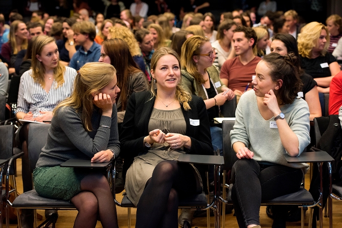 De jonge alumni in de zaal gingen in gesprek over hun eigen dilemma's.