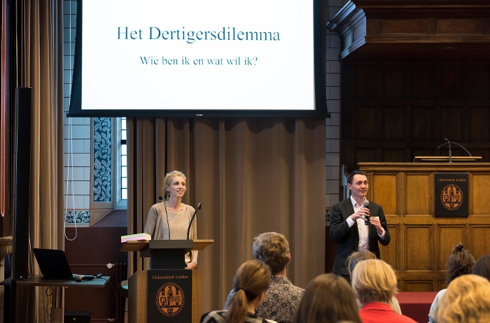 Mensen gaan zichzelf op steeds jongere leeftijd existentiële vragen stellen. Een vervroegde midlife crisis, volgens Nienke Wijnants.