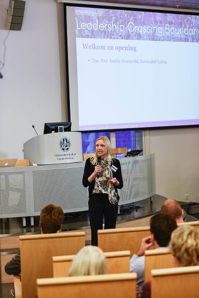 Prof. Sandra Groeneveld, hoogleraar Publiek Management (Universiteit Leiden), heet alle deelnemers aan de conferentie Leadership Crossing Boundaries welkom.