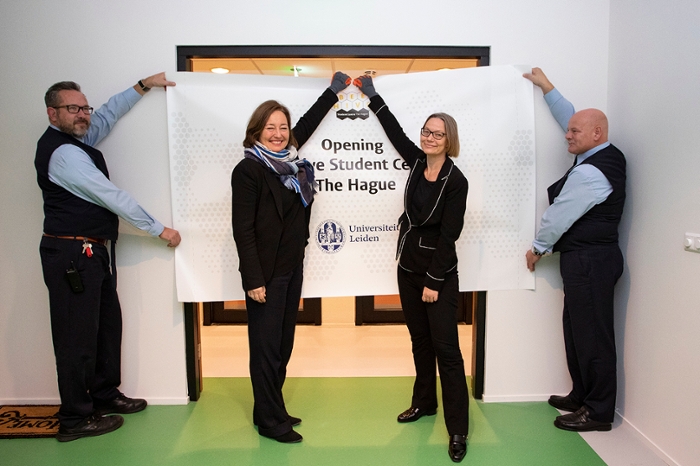 Saskia Bruines, alderman in The Hague, and Vice-Rector Hester Bijl. Beehive