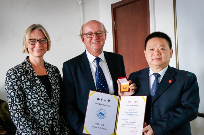 Thijs van Kolfschoten, Leiden emeritus professor of Archaeology, is now a guest professor at Shandong University.