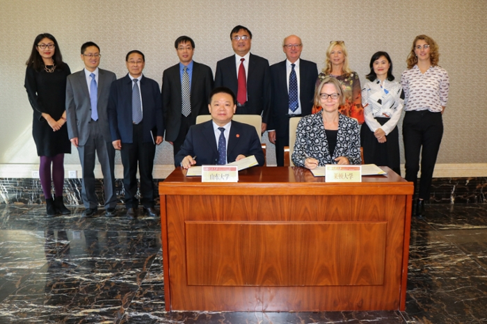 Ondertekening van een nieuw Memorandum of Understanding tussen Shandong University en Universiteit Leiden, door Hester Bijl en Shengyan Cao.