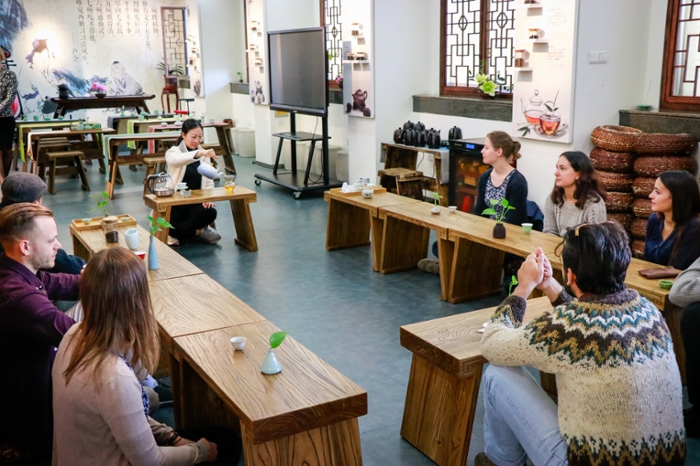 Studenten van de Leidse master China Studies krijgen een jaar taalonderwijs aan Shandong University. En uiteraard leren zij ook over het belang van de theeceremonie.