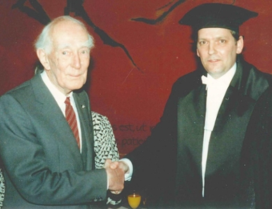 Jan Hendrik Oort en Piet van der Kruit, die nu Oorts biografie heeft geschreven, bij de oratie van Van der Kruit als hoogleraar Astronomie in Groningen in 1988. (beeld: Piet van der Kruit)