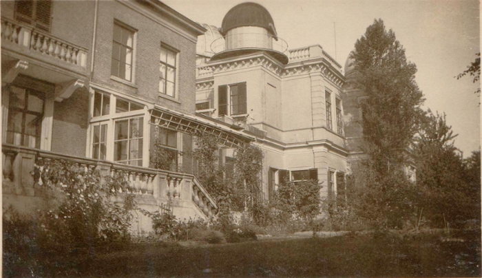 When Oort became professor in Leiden, he and his family moved into the director’s house next to the Observatory, here on the left of the photo. Oort’s office was behind the veranda. (Photo: Abraham Oort’s private archive)