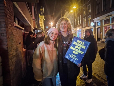 Maria (rechts) is een van de organisatoren namens MOS.