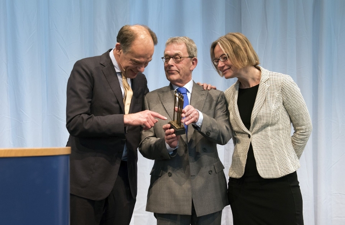Willem te Beest krijgt een beeld overhandigd als afscheidscadeau van zijn collega's van het College van Bestuur, rector Carel Stolker en vice-rector Hester Bijl