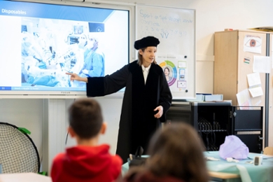 Professor Nicole Bouvy staat voor de klas.