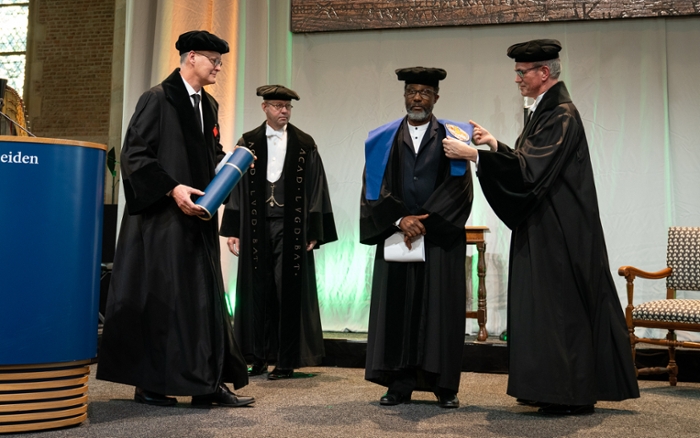 Professor Lungisile Ntsebeza ontvangt zijn eredoctoraat uit handen van erepromotor Jan-Bart Gewald.