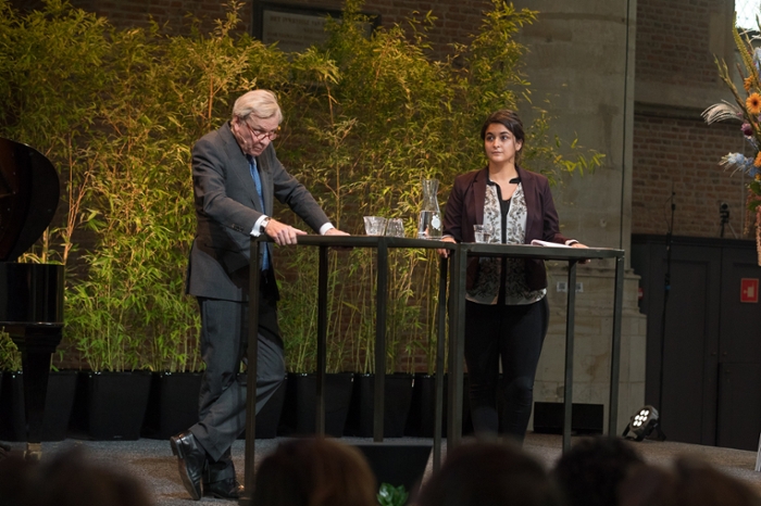 ‘Babyboomer’ Jaap de Hoop Scheffer en ‘millennial’ Imane Maghrani met elkaar in gesprek.