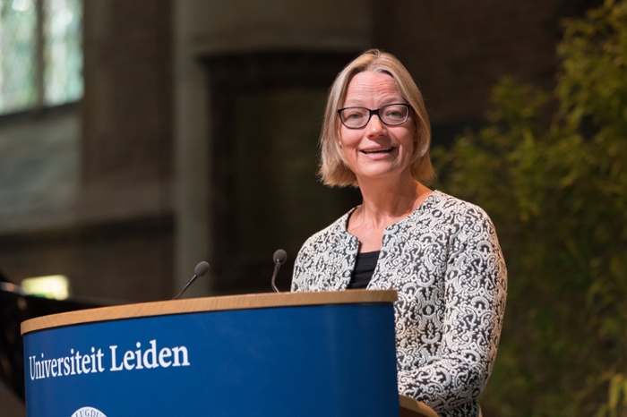 Vicerector Hester Bijl spreekt de aanwezigen, en in het bijzonder de studenten, toe.