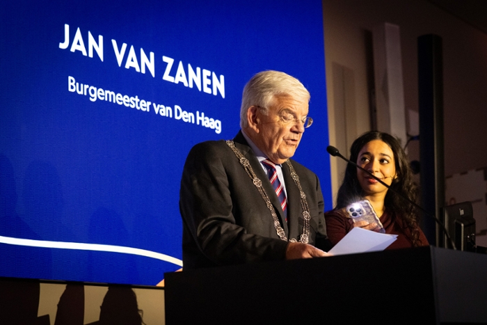 Jan van Zanen geeft een speech.