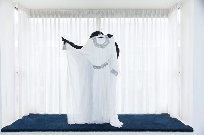 Een portret van een niqaabdraagster met kleding die zij privé graag draagt.