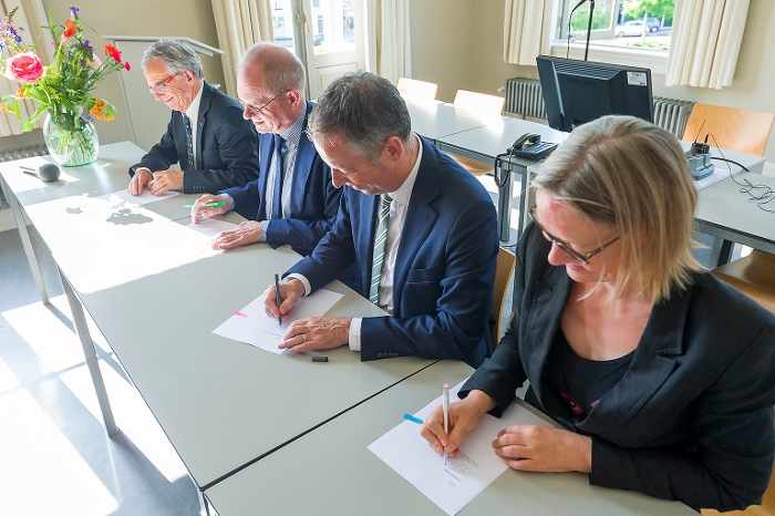 Met het ondertekenen van de samenwerkingsovereenkomst is de verhuizing van SRON-Utrecht definitief. V.l.n.r.: Rens Waters (SRON), Jaap Schouten (NWO), Tim van der Hagen (TU Delft) en Hester Bijl (Universiteit Leiden).