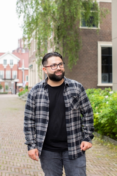 A photo of Ali Kösedag on a Leiden street.