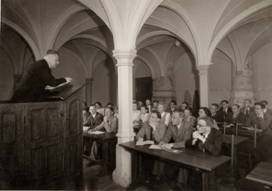 A photo of Professor K Miskotte giving a theology lecture in 1967.