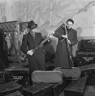 Musici pakken hun instrumenten in. (1946, collectie Anefo Nationaal Archief)