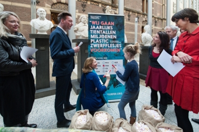 Presenting the petition to the Dutch House of Representatives.