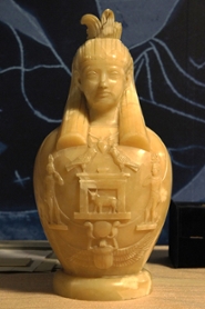 Deze 'Egyptische' albasten vaas met een godenhoofd van Osiris is door de Grieken gemaakt. Ook dit topstuk van het RMO stond op de tentoonstelling in het Getty Museum gegaan.