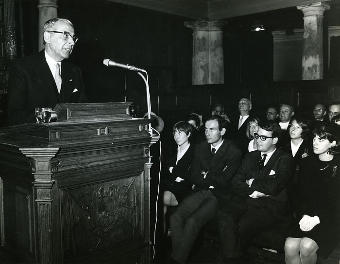 Trots dat hij de UvA had verlost van de knellende banden met de gemeente nam Gijs van Hall in de Lutherse kerk afscheid als president-curator van de universiteit, 18-09-1967.