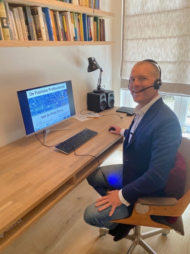 Professor Zeger van der Wal ready to start his webinar for alumni.