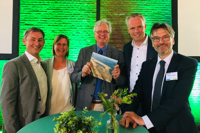 The first copy of The Sand Motor was presented to Delta Programme Commissioner, Peter Glas, at the NKWK Conference.