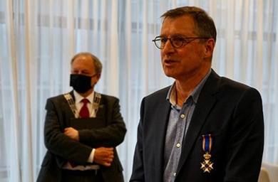 Knight of the Oder of the Netherlands Lion, Oepkes, with Leiden mayor Henri Lenferink in the background.